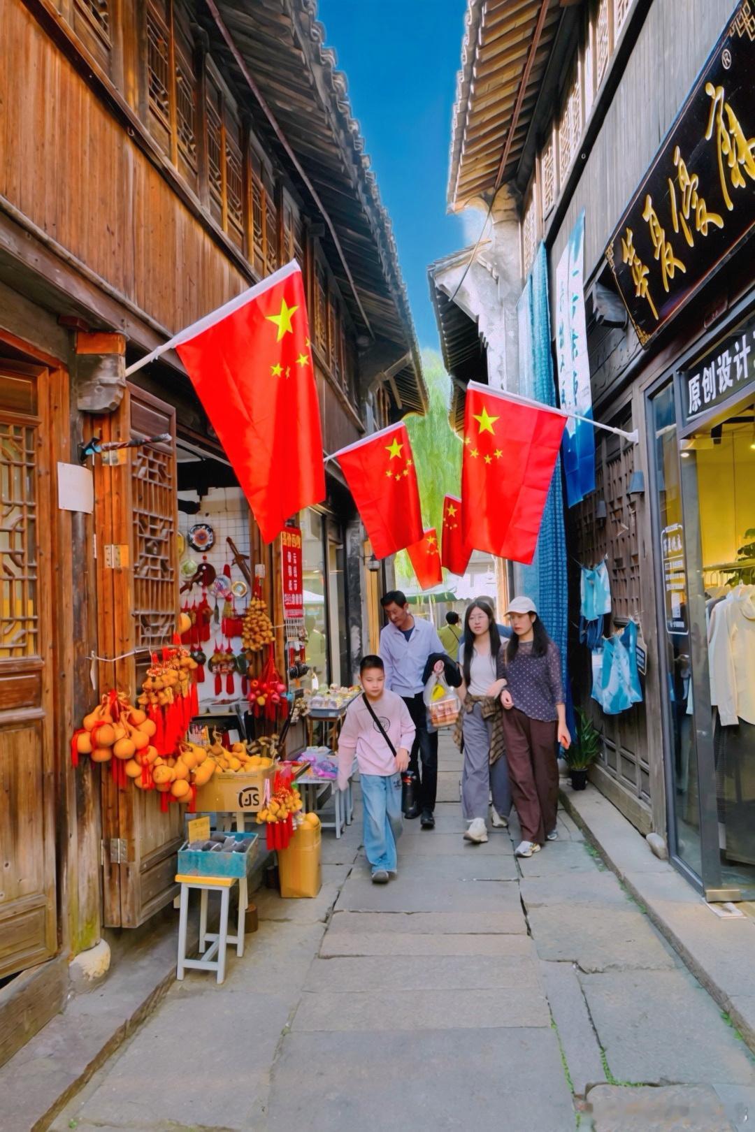 水乡宁静温婉，与热闹的街巷交织成一幅动人的生活画卷。​​​