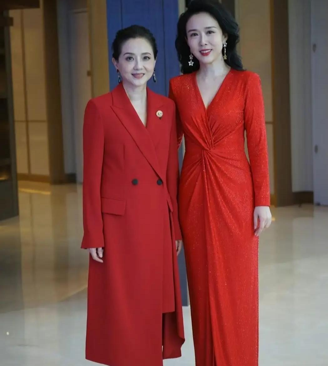 陶慧敏的衣品真的太好了，每次亮相公众场合服装都穿的得体又高级，她比颜丹晨大12岁