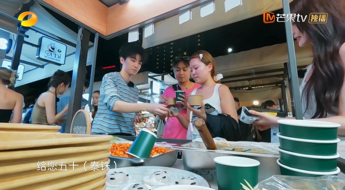王俊凯老板梦想中的员工哈哈哈哈谁不爱这样能身兼数职的员工呢！王俊凯你还是太全面了