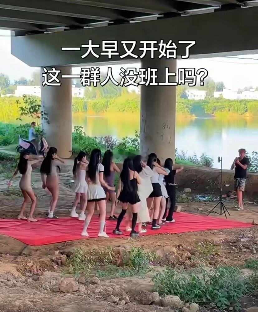 好羡慕他们不用去上班！​​​