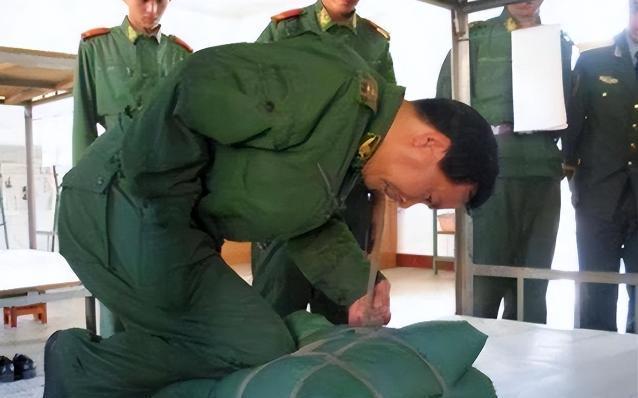 1975年，王英洲突然被军长叫去办公室，本以为是来劝他退伍的，没想到却接到了一个