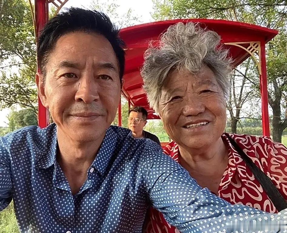 郭晓冬大哥又回到了莒南大坊前，78岁老母亲带着两个孙女去玉米地玩，郭晓峰的大女儿