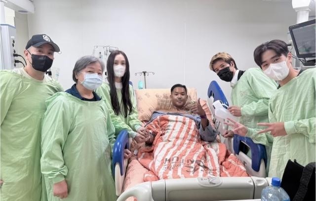 王力宏看望好友陈建州那张合影里，王力宏笑得很自然，手上却拎着一个尿壶，画面看着有点搞笑，又让人觉得特