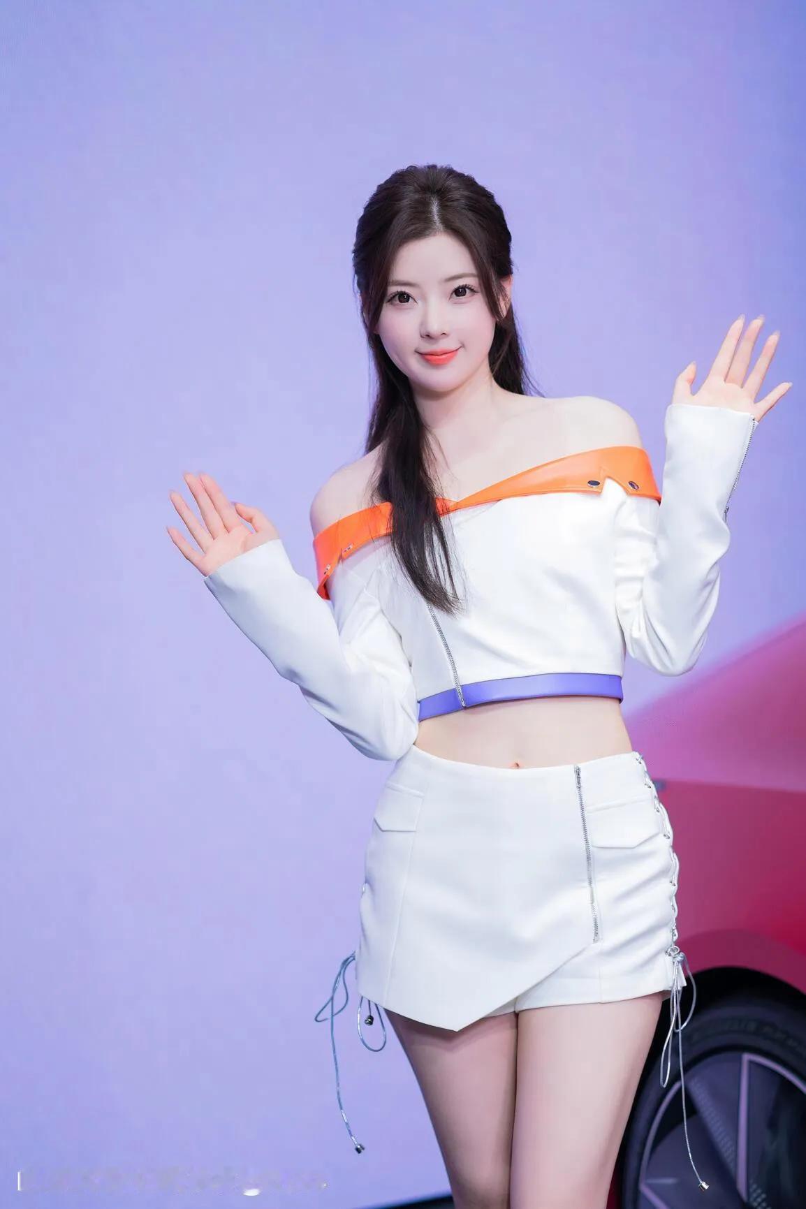 甜美少女穿搭指南，白色露肩上衣+短裤，活力满满！💕甜美春晓白色减龄穿搭嫩粉色