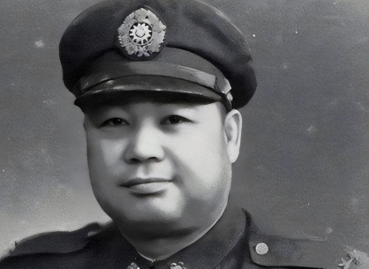 令人闻风丧胆的军统头子戴笠，不仅跟杜聿明关系好，还主动帮杜聿明。毕竟戴笠的手