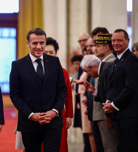 在会谈之前，马克龙有点内敛！可以明显地看到马克龙交叉着双手，表情略显腼腆。虽然这