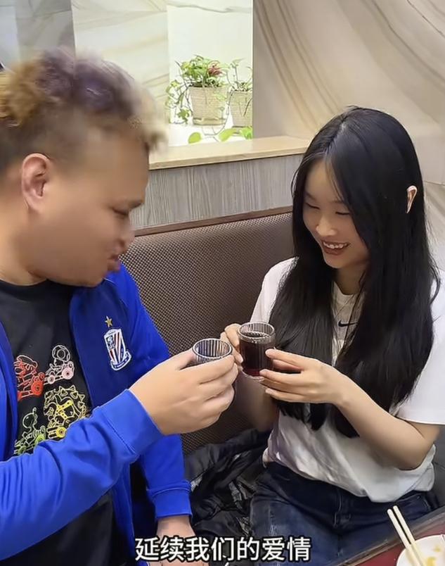 上海申花和大连英博的比赛即将举行。姆巴佩和绵羊祺这两位知名球迷也相聚了，他们交流