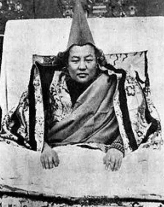 1943年，甘肃拉卜楞寺的知名度极高的活佛代表，五世嘉木样活佛——丹贝坚赞，