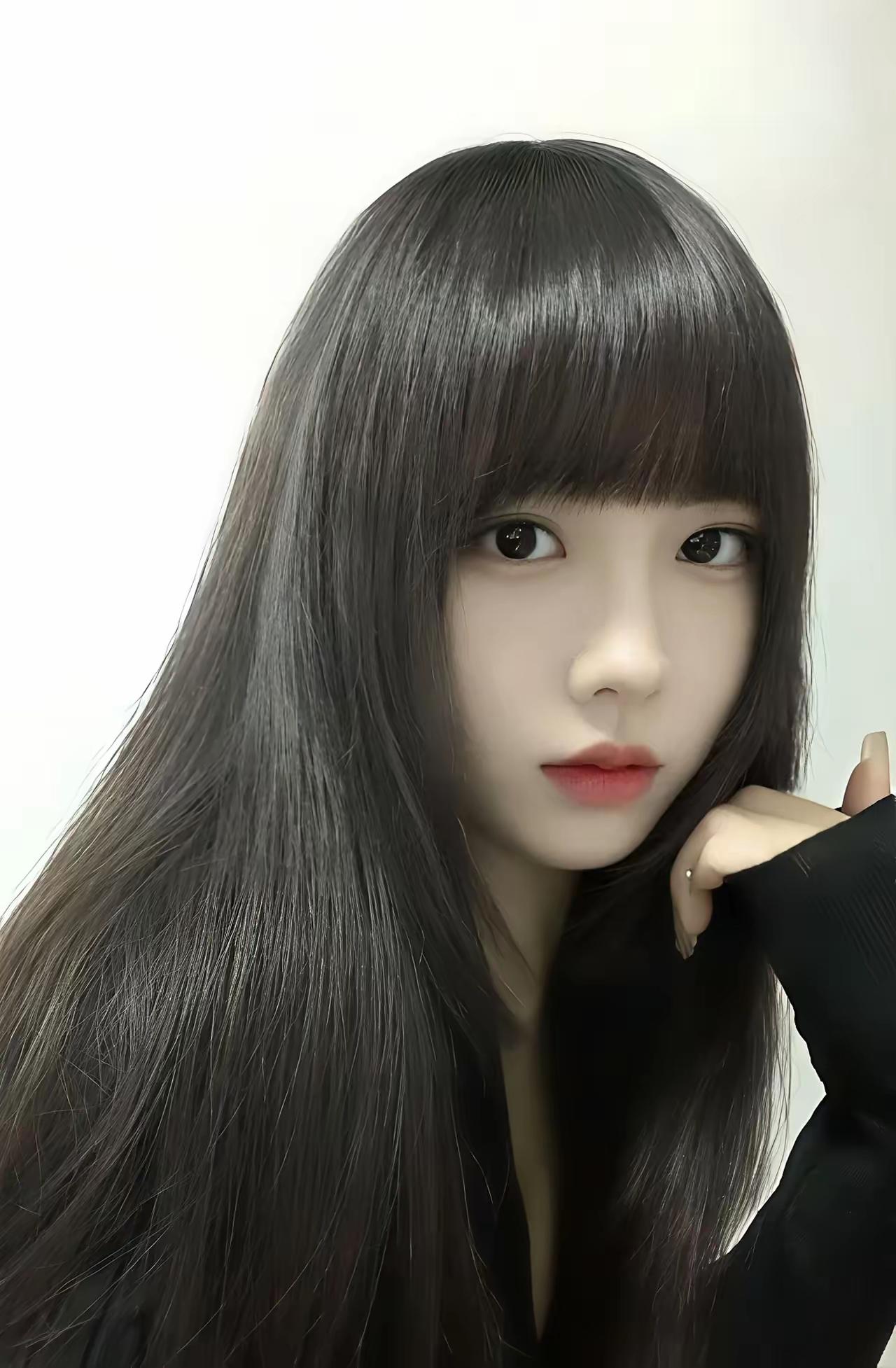 黑长直的发梢垂着温柔的弧度，齐刘海藏住几分灵动，指尖轻抵下颌的瞬间，把清冷又甜美