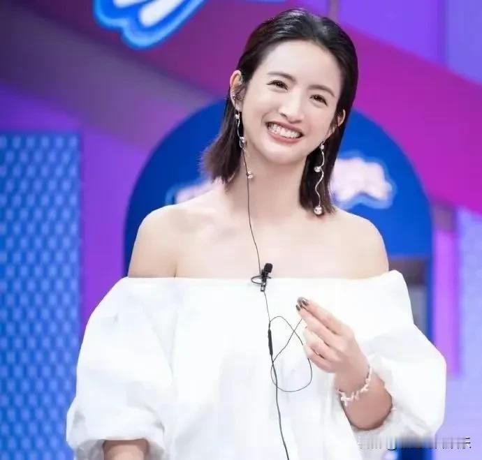 42岁林依晨生了二胎儿子，她老公长期定居美国，她在台湾伺候公婆照顾孩子持家有道，