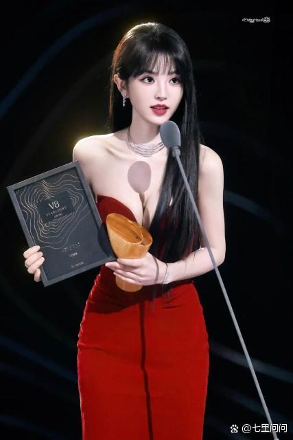 1.田曦薇和鞠婧祎暂时算不上竞争关系，她有资本的支持，而对方最大的优势就是有粉丝