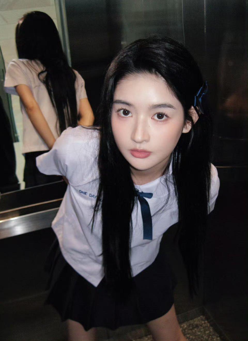 王玉雯的学生装造型，简直就是校花本花。早期她穿9.9包邮的校服外套，站在食堂门口