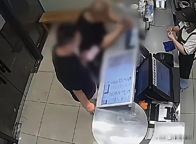 安徽，两个男子走进奶茶店，抢着付钱的时候，一个男子没抢得过面子挂不住，又不好对旁