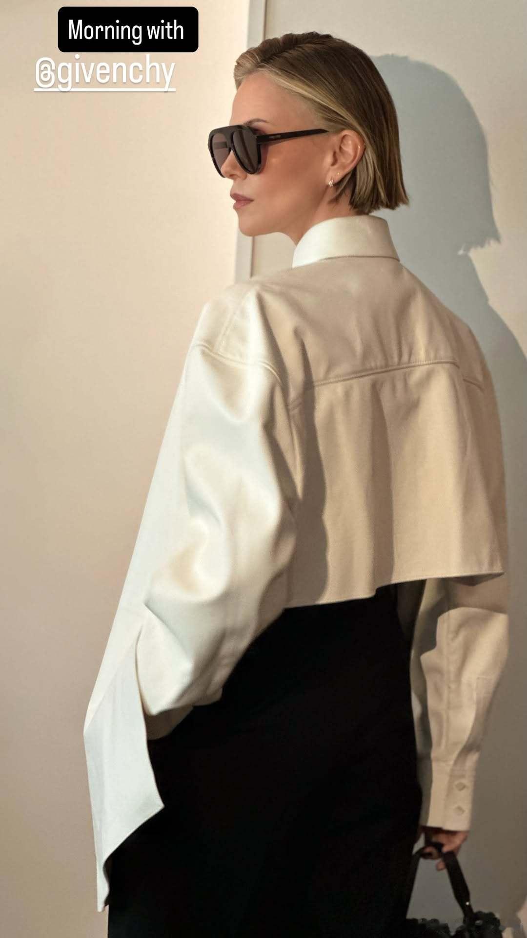 Charlizetheron查理兹塞隆今日份宣传的造型，这套来自纪梵希