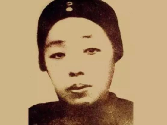 1889年，49岁老秀才胡铁花，看中了17岁的农家女冯顺弟，派媒人说亲。冯母怒斥