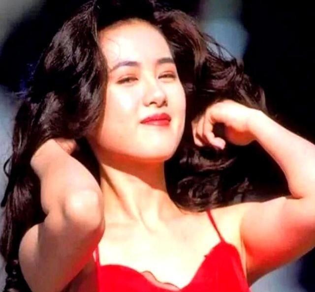 1996年，赚得盆满钵满马上就要结婚的李丽珍，不料却因抵抗不住王晶400万片酬的