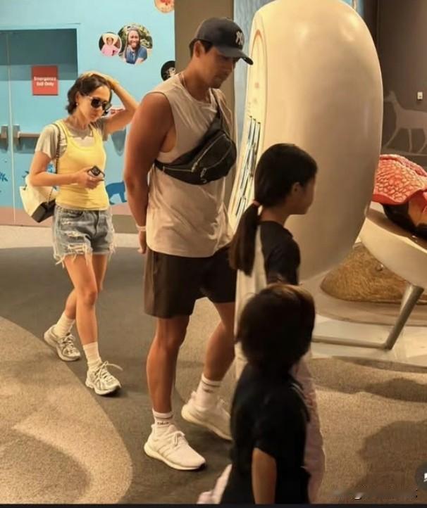 8日，演员玄彬在Instagram上传了多张照片。照片中，玄彬、孙艺珍夫妇带着孩