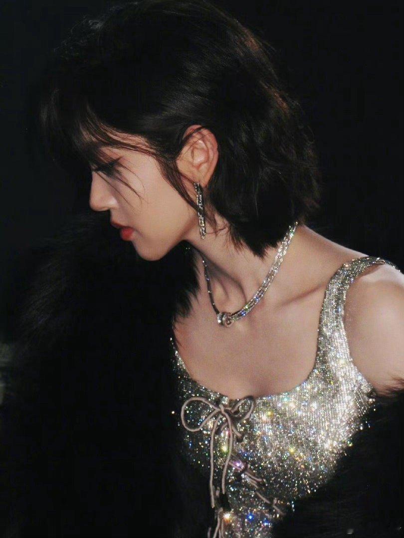 唐艺昕有种元气充盈的美唐艺昕女团门面级别诚意满满的全开麦舞台，藏着唐艺昕的努力与