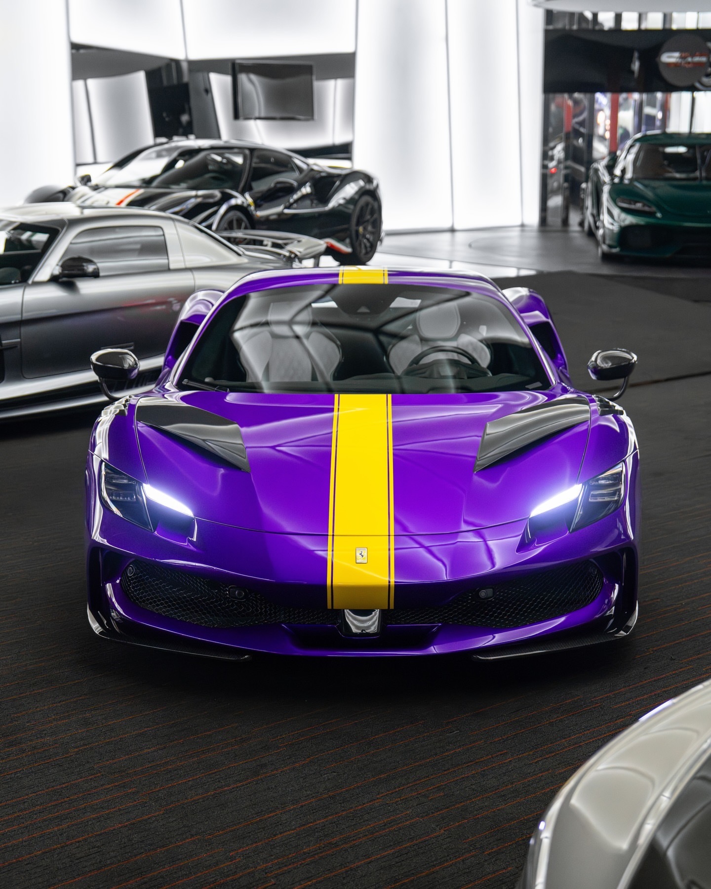 法拉利296GTSNOVITECN-LARGO有些车只是融入其中，而这辆则