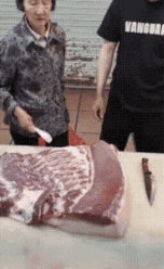 我看上他手中的那把刀了其他的看不见🙈