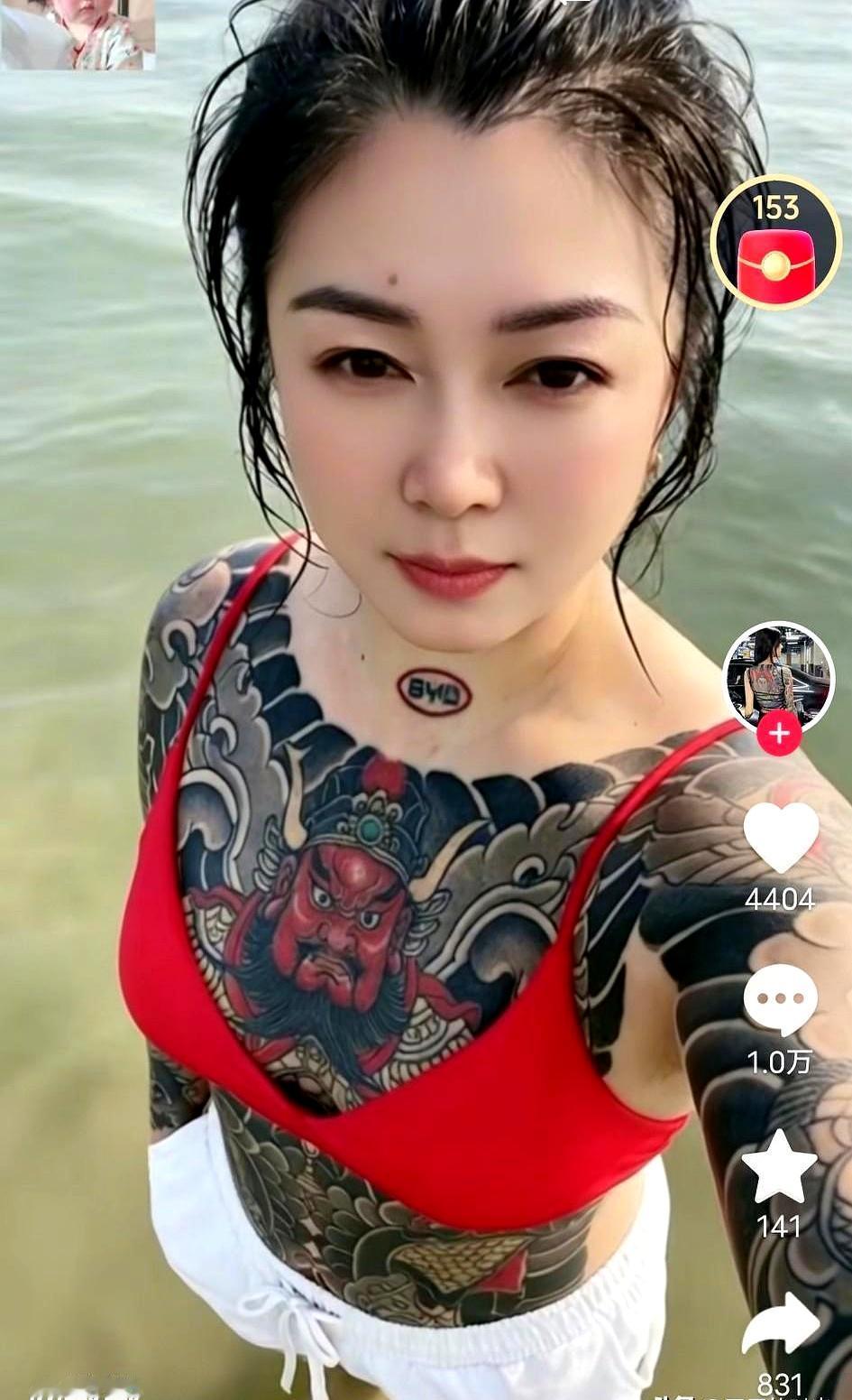 凌晨时分，走廊里有人嚷：来个厉害的。第二天走廊里多了符、镜、门神，胸前挂着“一