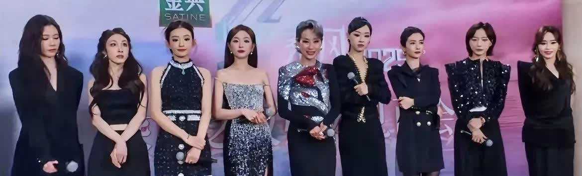 刷到昨天明星活动照，同框十几个大咖，个个鼻子翘上天，一副“老娘不睬你”的气场！唯