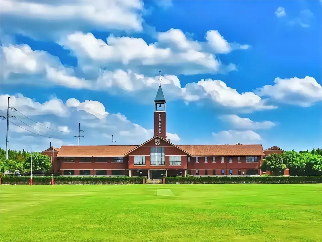 真实的大学生活​​​​​​​​一、学费，要交钱二、宿舍费，要交钱三、书本费