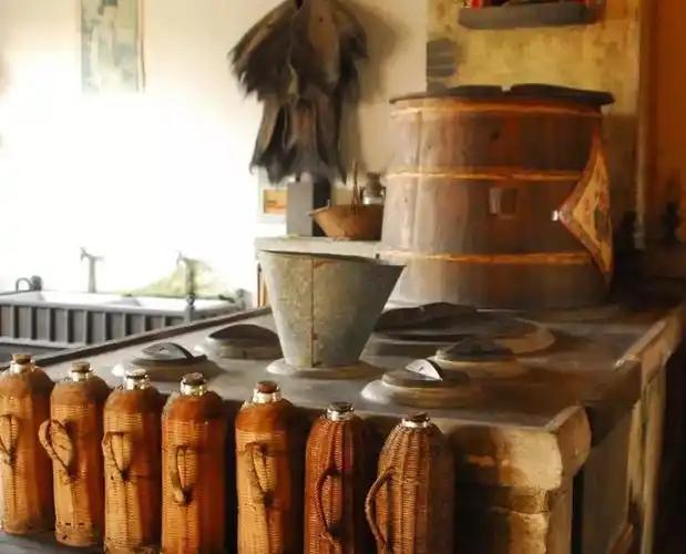 民国时期的老虎灶里面没有老虎《银元时代生活史》的作者陈存仁这么写：有一种铺子，