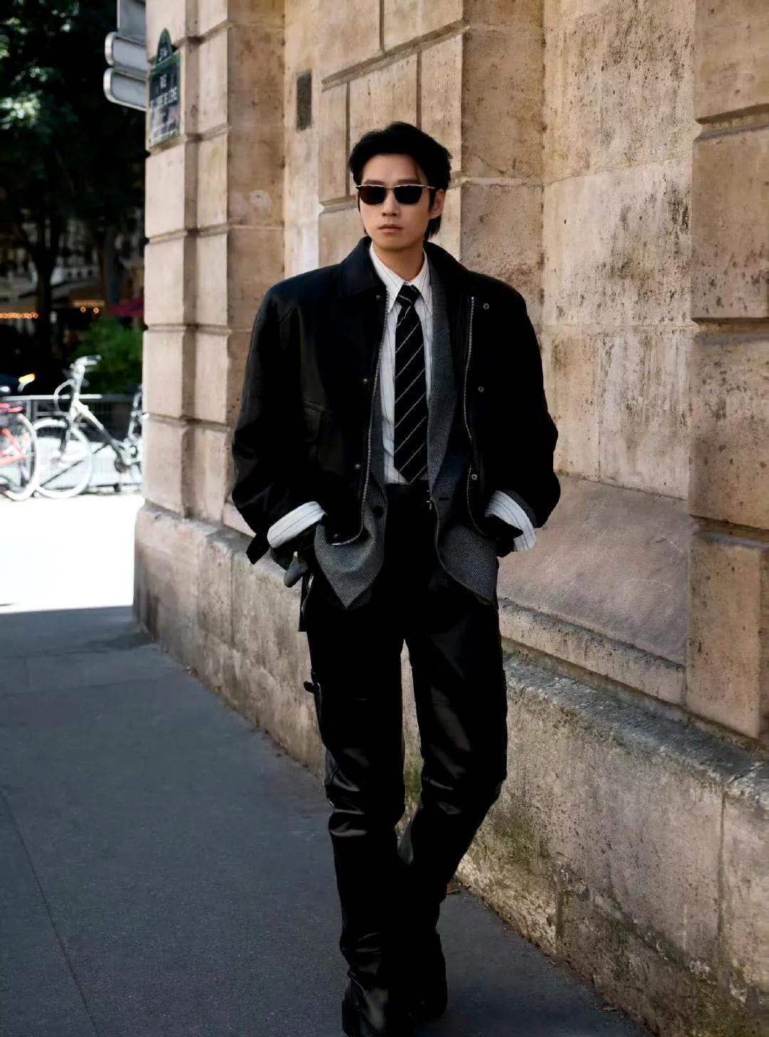 魏大勋亮相海外时装周，一组生图直接引爆全网热议！镜头里，他褪去往日亲和感，举手投