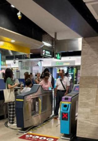 内地人一家七口坐港铁有六人逃票？港男发帖曝光被网友怼“合法”！头等舱查出
