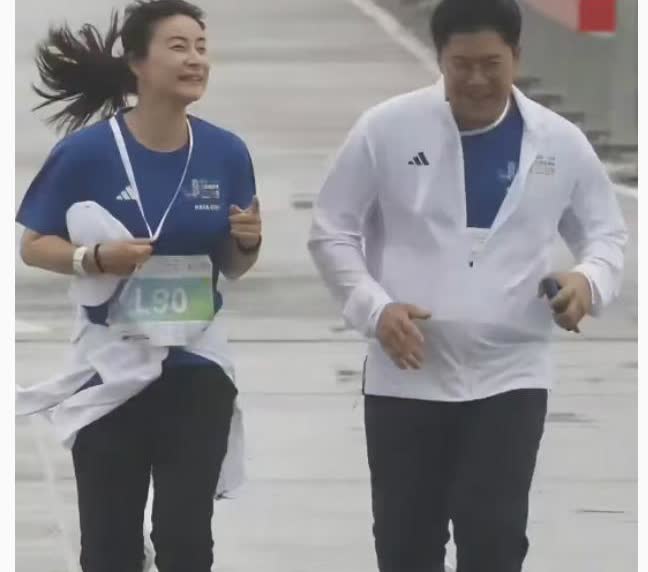 郭晶晶凭什么被霍家宠上天？嫁入豪门却不用炫富？你见过穿几十块地摊鞋的豪门