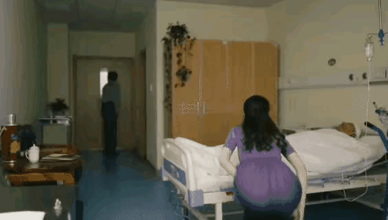 女人去医院看病人，站着没感觉什么。突然坐下来，那么一瞬间。珠圆玉润，身材那么