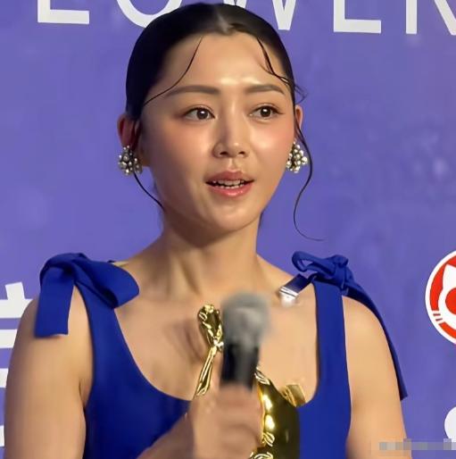 记者问卫诗雅:“你对自己的外貌有哪些不满意？”卫诗雅说:“身高，我觉得自己不够高