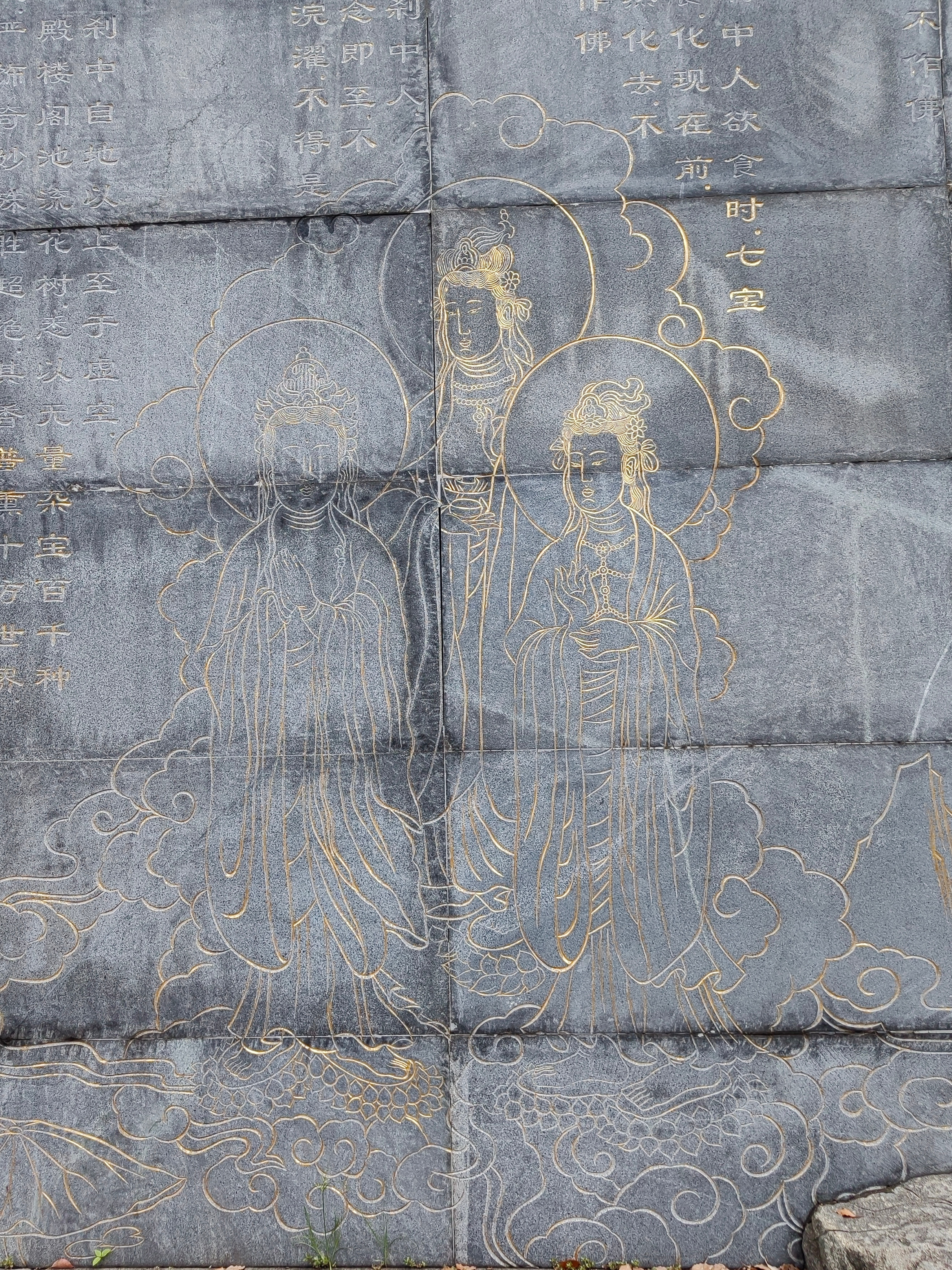 重元寺周边骑行最好，即使不需要进去烧香，附近也有许多值得参观的地方。比如那个石刻