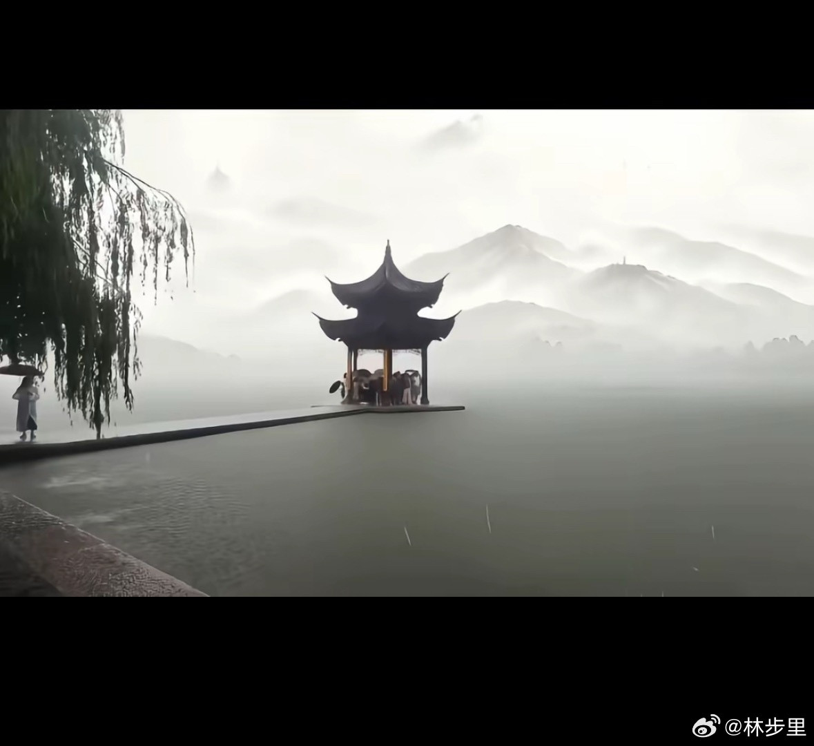 评论区捡了几张图，台风下的西湖。原来中国的山水画是写实派。白海豚杭州西湖