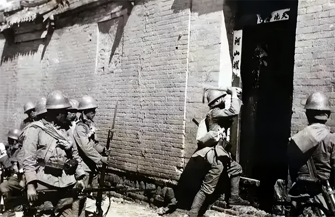 1943年，“不要打了！我招，我全招！”一男子流着泪当了叛徒。为了立功，他带着鬼