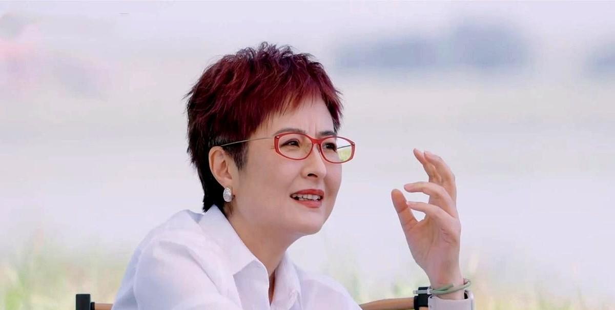 2015年，42岁的“央视名嘴”张泉灵辞职后，趁60岁的老公不注意，带着147万