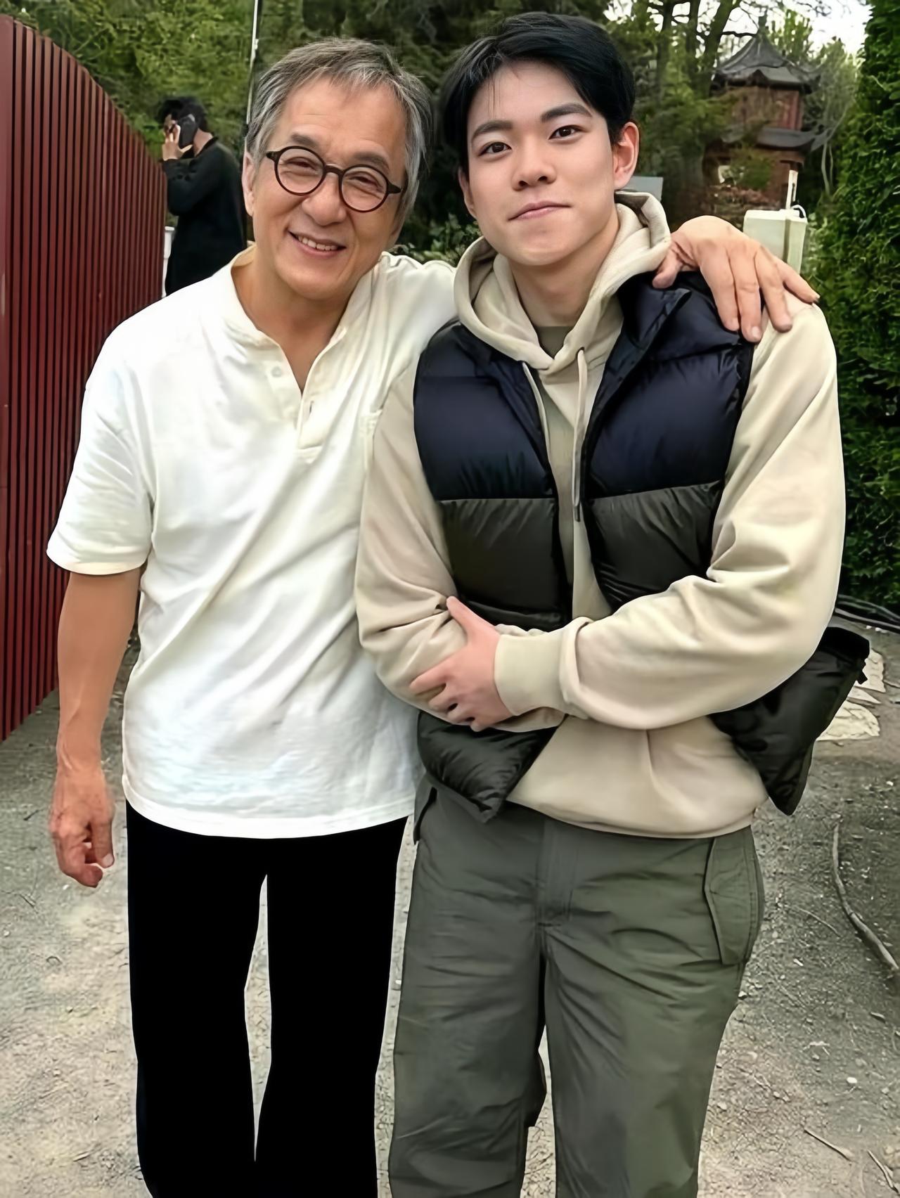 近日，成龙大哥在加拿大吃海底捞，被网友偶遇，并获得成龙搭肩合影，太羡慕啦。7