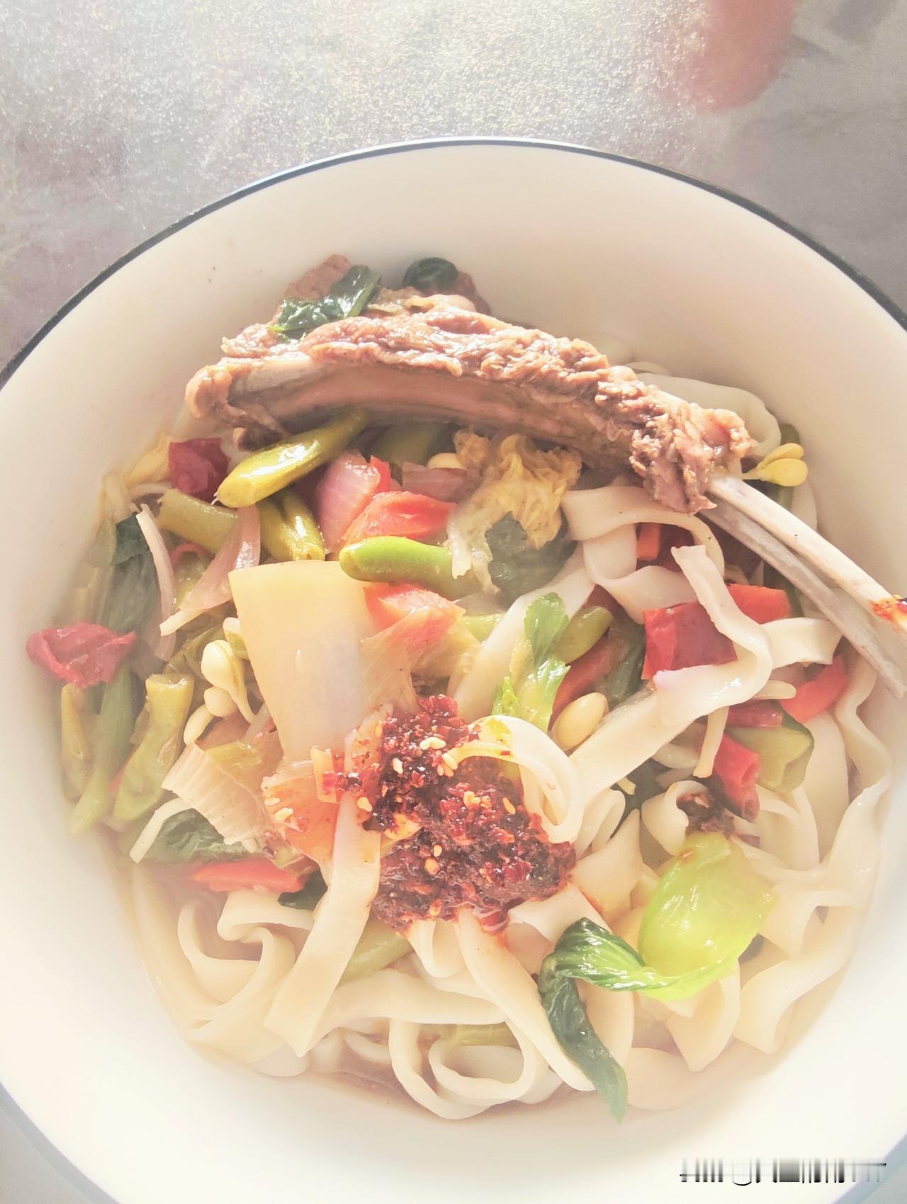 上午这一碗面🍜美不美[笑着哭]，啥时候都离不开这一碗面条。
