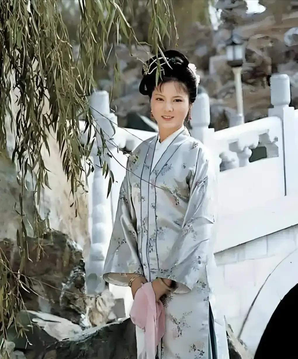 别再吹87版《红楼梦》选角“封神”了，至少一半主角，曹雪芹看了都要皱眉。第