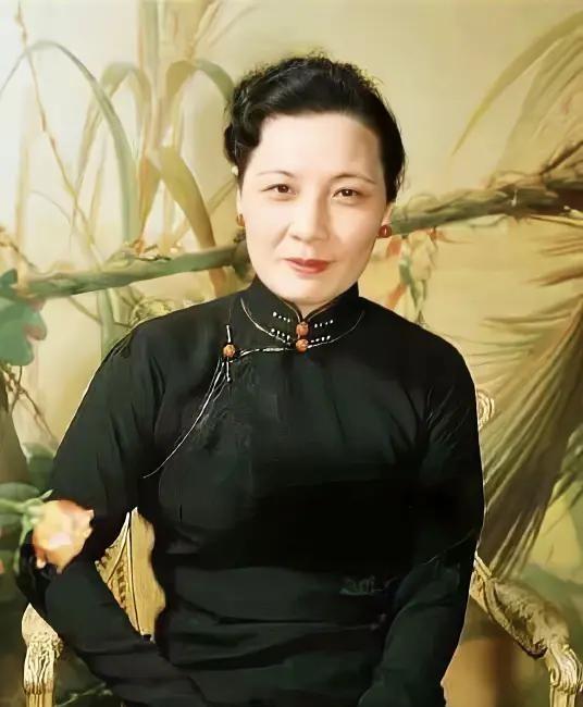 1937年，全国民众踊跃捐出5万两黄金支援抗战，说好买1300架飞机，最后只运回