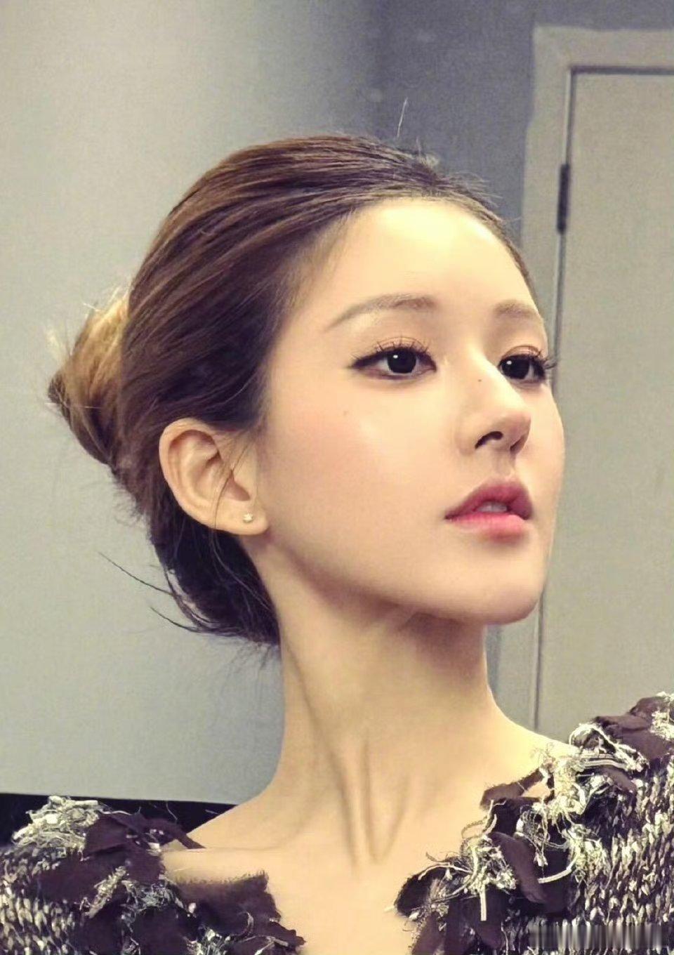 拜倒在赵露思的高鼻梁下，这个顶级建模侧颜，给宇宙不解释！！