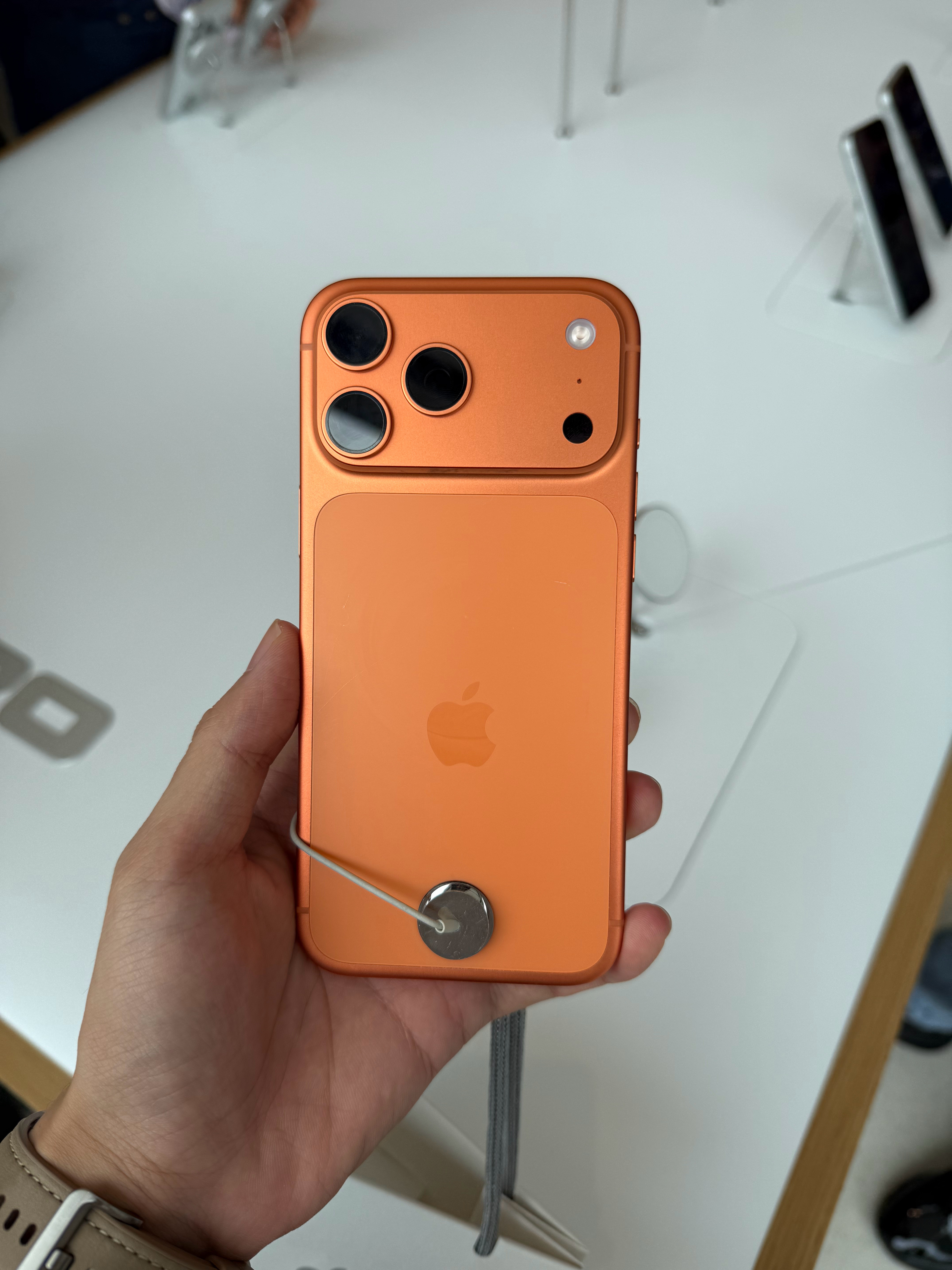 苹果店里的橙色iPhone17Pro样机都出现划痕了隔壁一台蓝色别