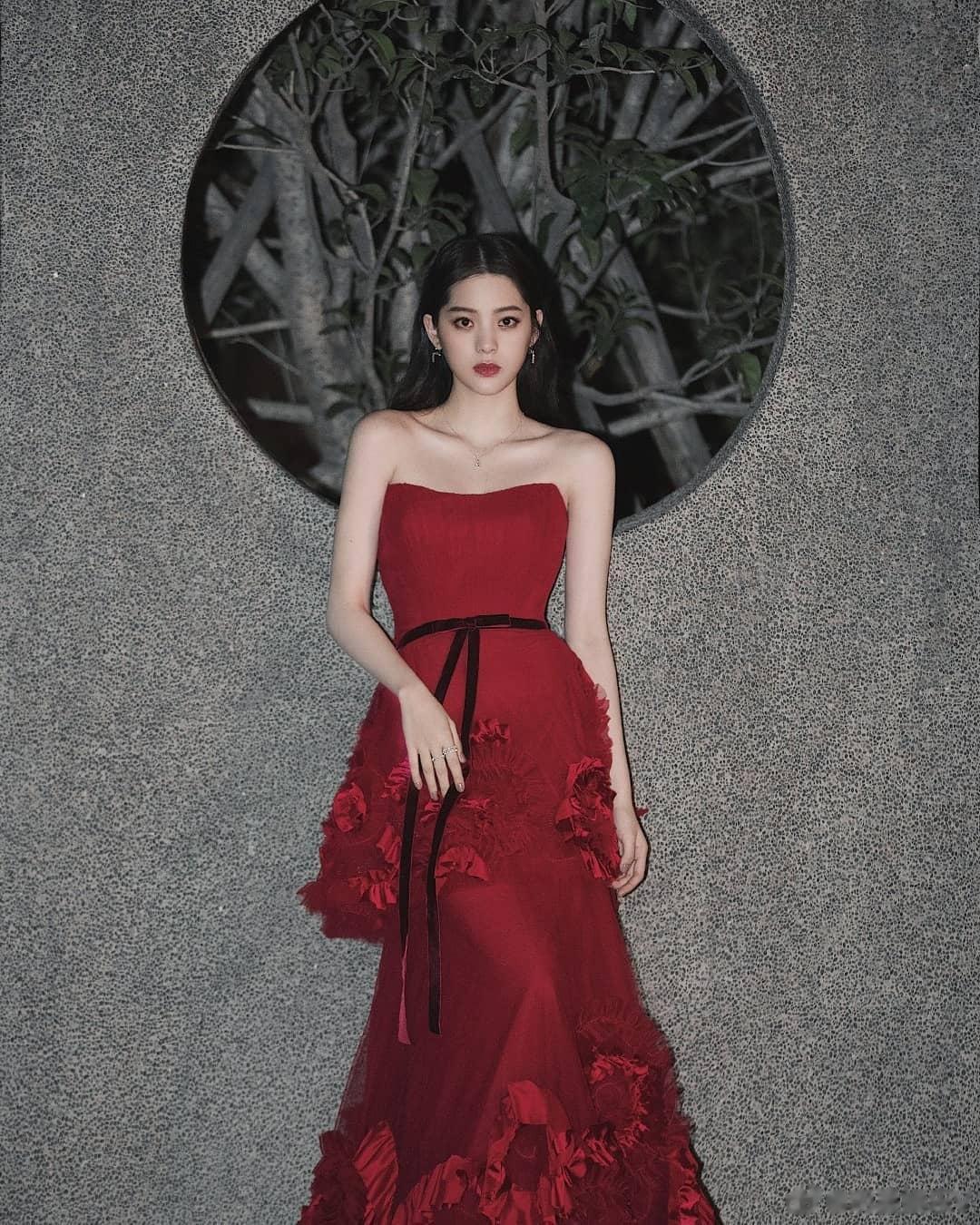 欧阳娜娜，一字肩，性感迷人哦！