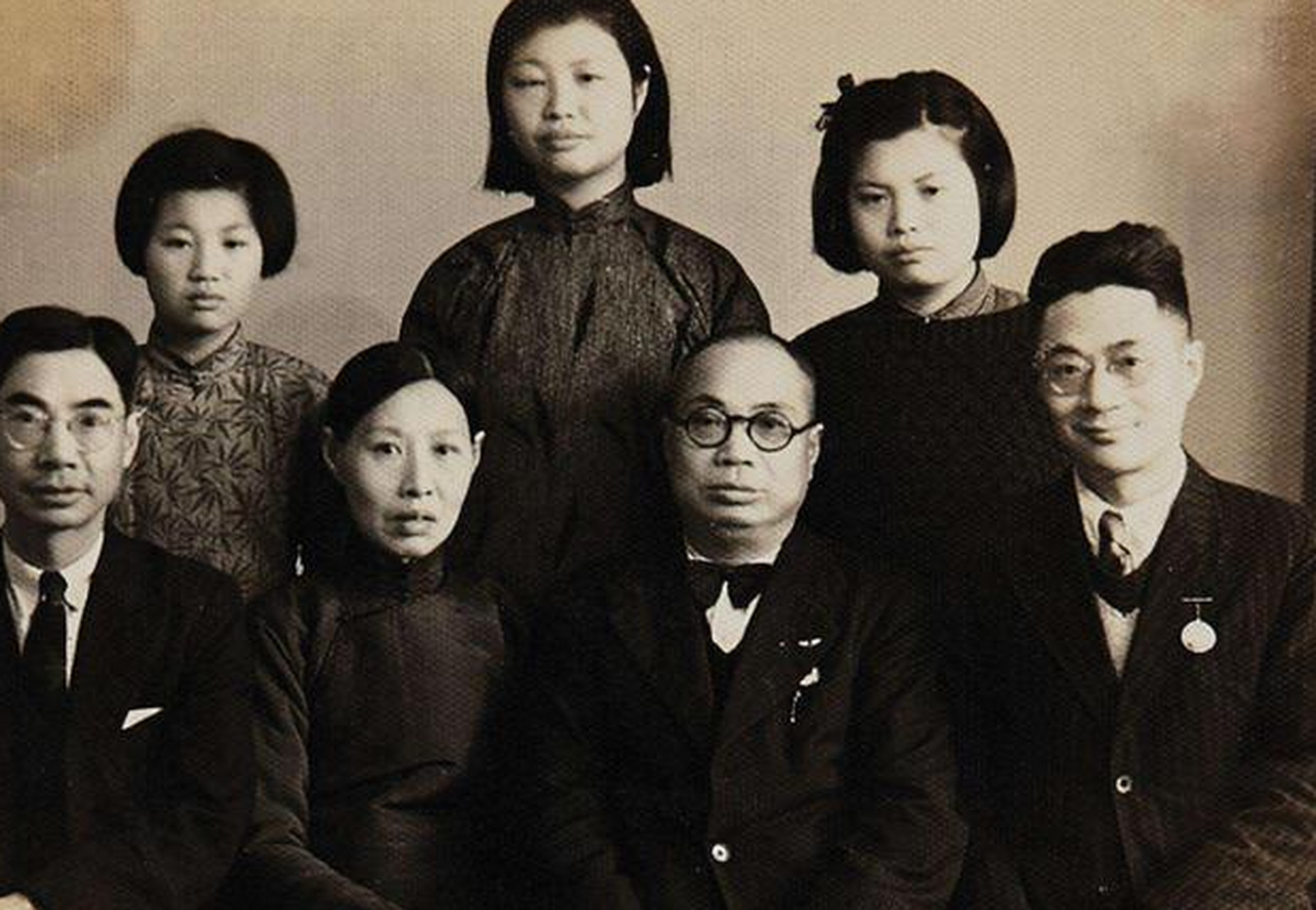 1946年，21岁的权贵云跟有妇之夫同居，并生下一个女儿。4年后，他们的关系被迫