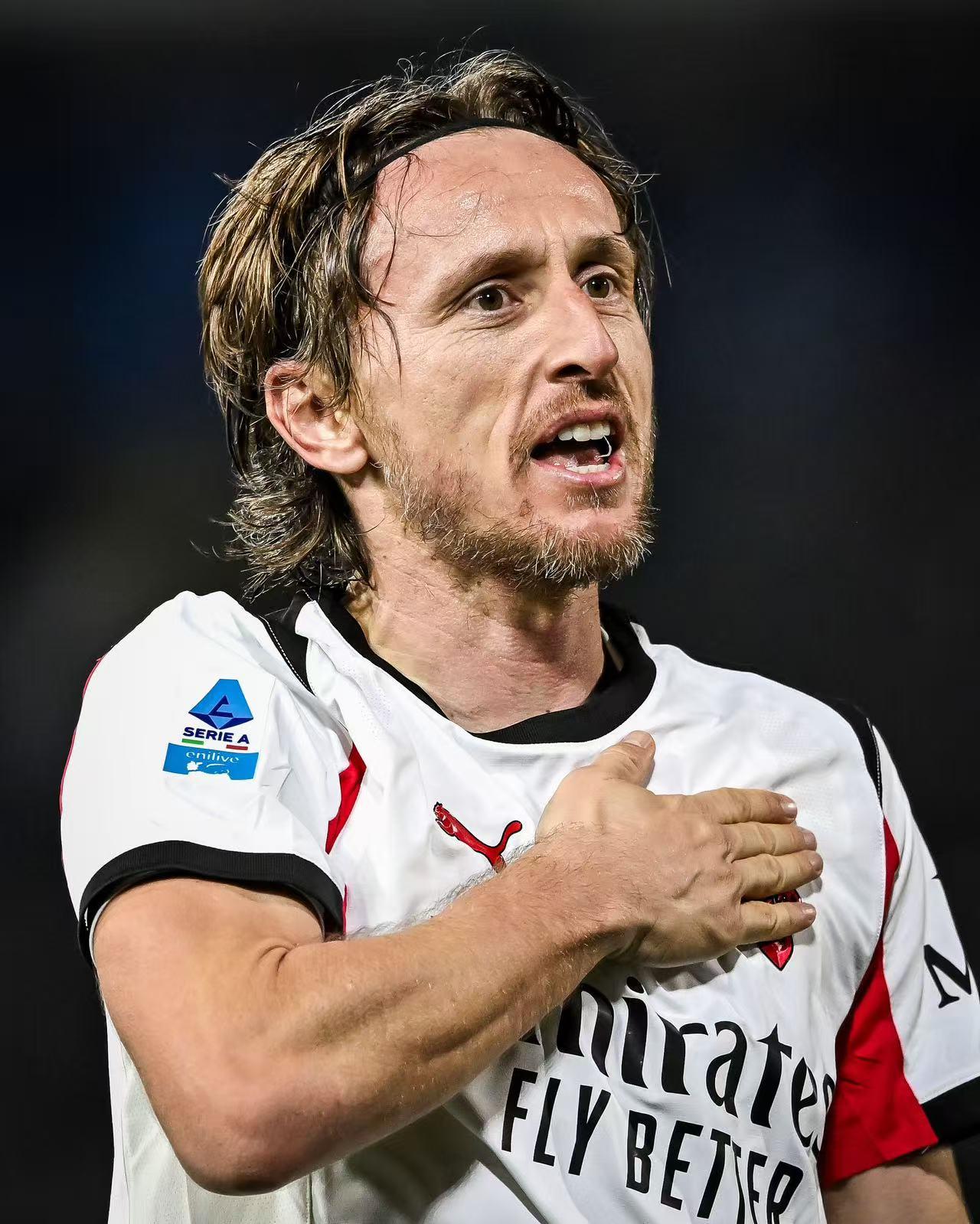 莫德里奇续约成疑？最近外媒爆出莫德里奇可能不会跟米兰续约，而是在世界杯后加盟故