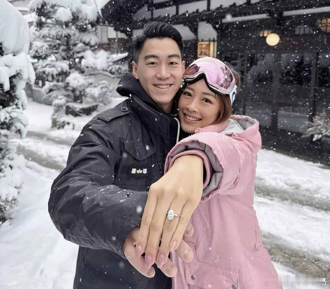 2015港姐亚军庞卓欣官宣婚讯，9月19日于香港注册，明年赴泰国举办世纪婚礼，婚