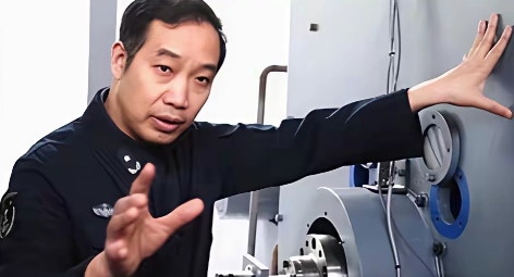 记住这个人，他是可以媲美钱学森一般的存在，被网友称为十个师也不换的关键人物！