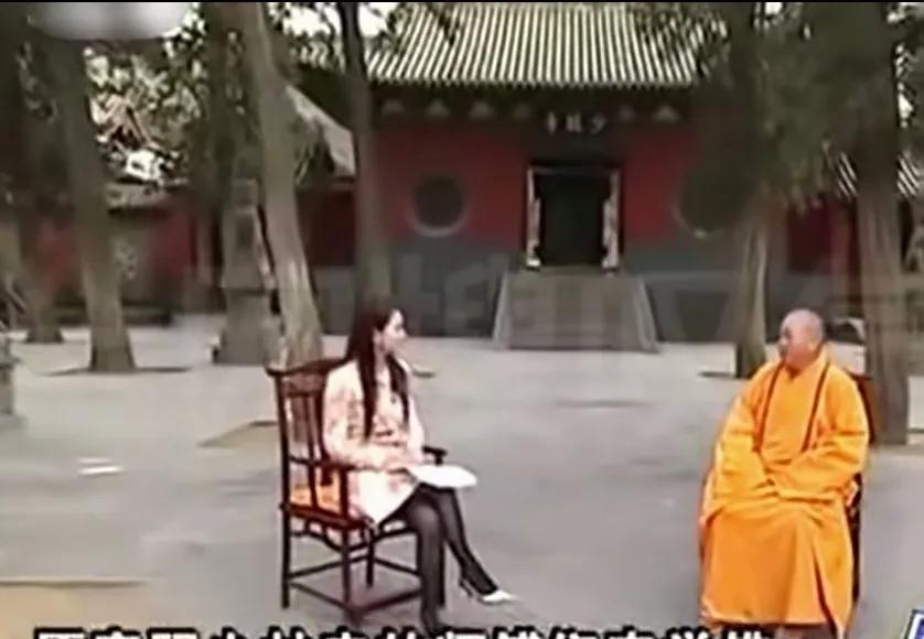 以前有位名叫李湘的女主持人，在“少林寺”采访方丈释永信，问:“少林寺”收女性徒弟