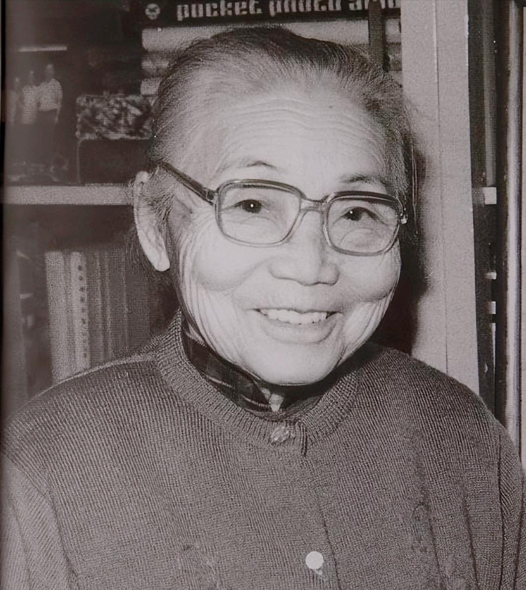 1925年，苏州豪门潘祖年支走旁人，叫来20岁的孙媳，对她说：“守寡两年，委屈你